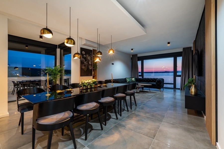 Veľký jedálenský stôl v modernej luxusnej vile v Chorvátsku - Panorama Scouting H2494.