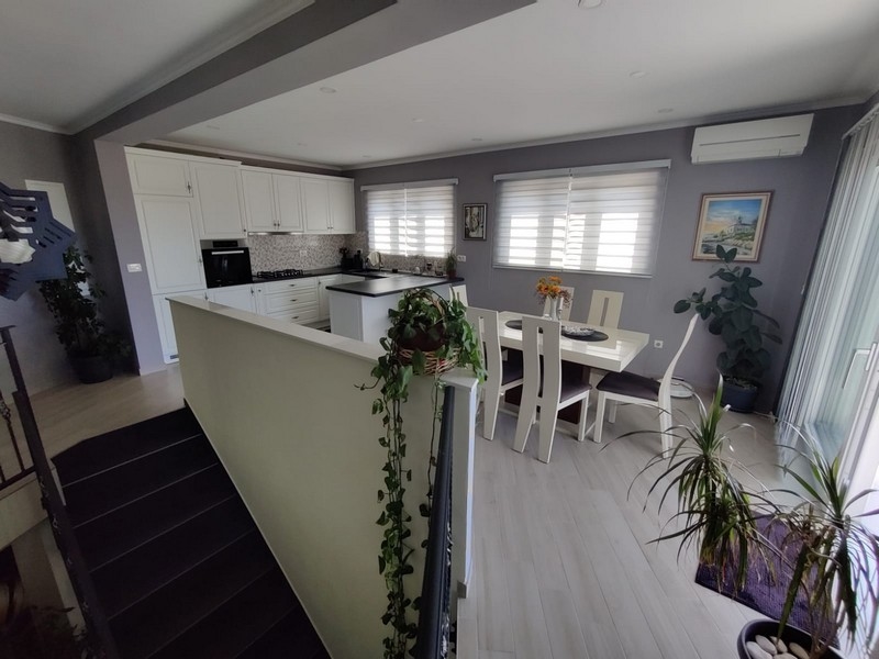 Klimatizovaný jedálenský kút a výhľad do kuchyne.