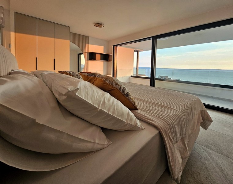 Spálňa s výhľadom na more.