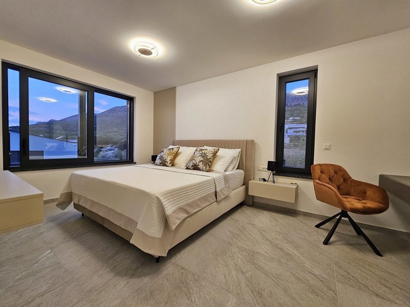 Zariadená izba s manželskou posteľou.