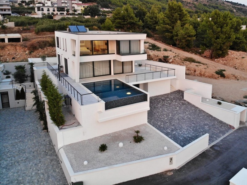 Moderná vila v Chorvátsku - vonkajší pohľad pri západe slnka