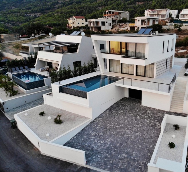 Jedálenský kút s výhľadom na nekonečný bazén a more v Chorvátsku