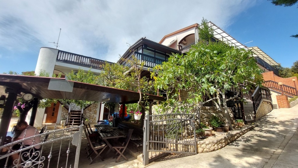 Elegantný dom s halou a reštauráciou