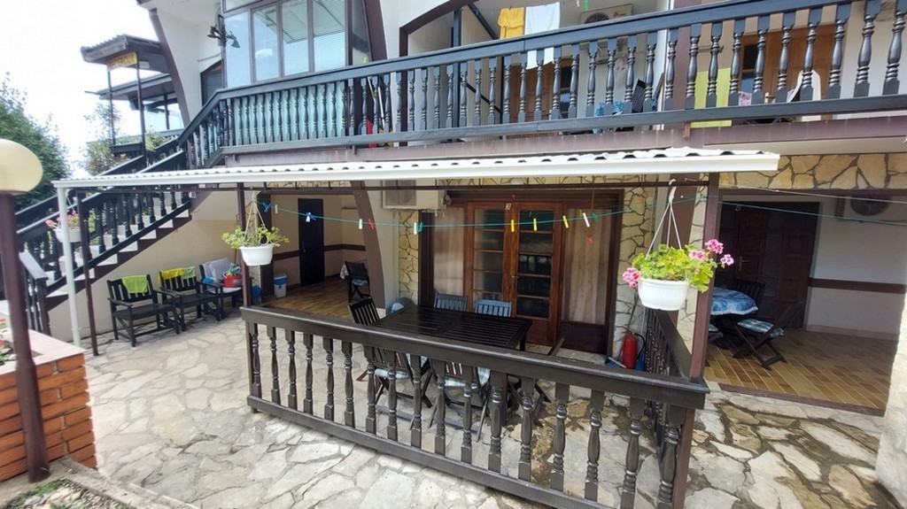 Priestranný dom s veľkou terasou a grilom