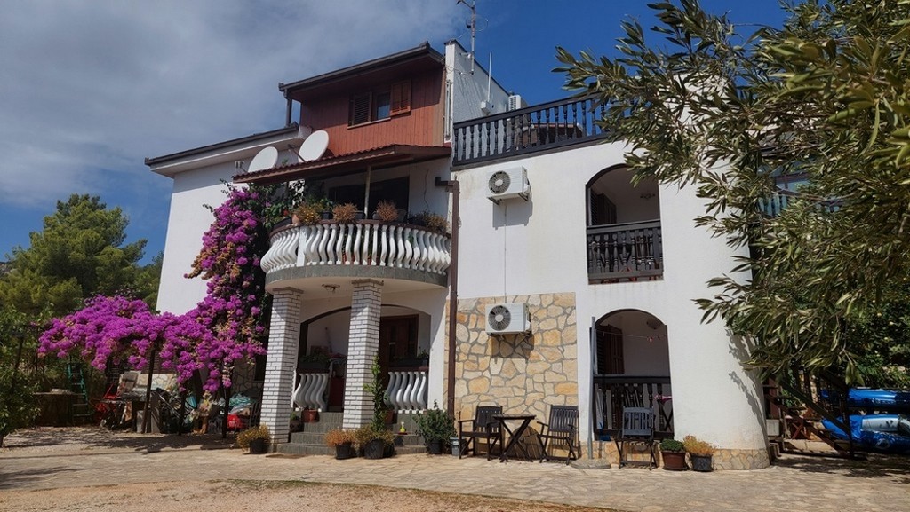 Pekný dom s parkovacími miestami