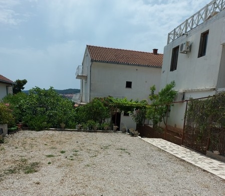 Bytový dom s 5 parkovacími miestami