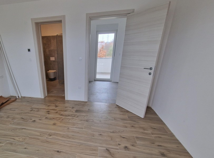 Izba a výhľad na WC na prízemí