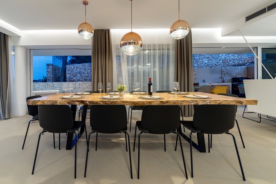 Klimatizovaná spálňa s výhľadom na more.