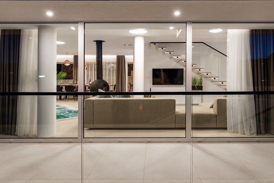 Spálňa s krásnym panoramatickým výhľadom na more v Chorvátsku.