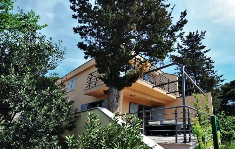 Dom v Tisno, Chorvátsko - Pohľad spredu s terasami.