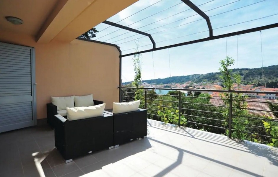 Veľká terasa s krásnym výhľadom na more.