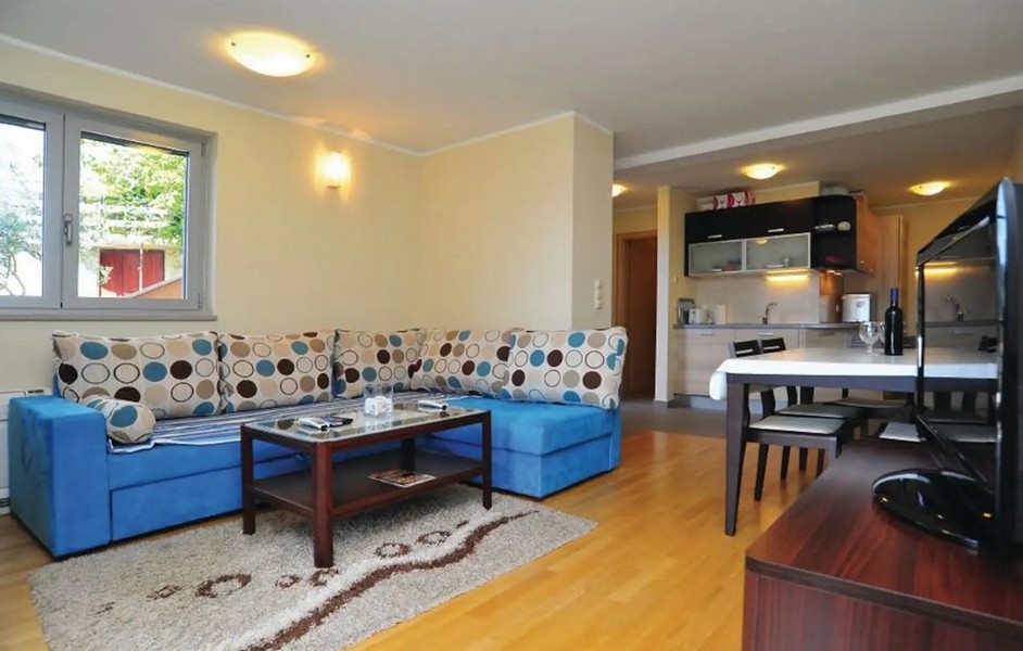 Obývacia izba s modrým gaučom.