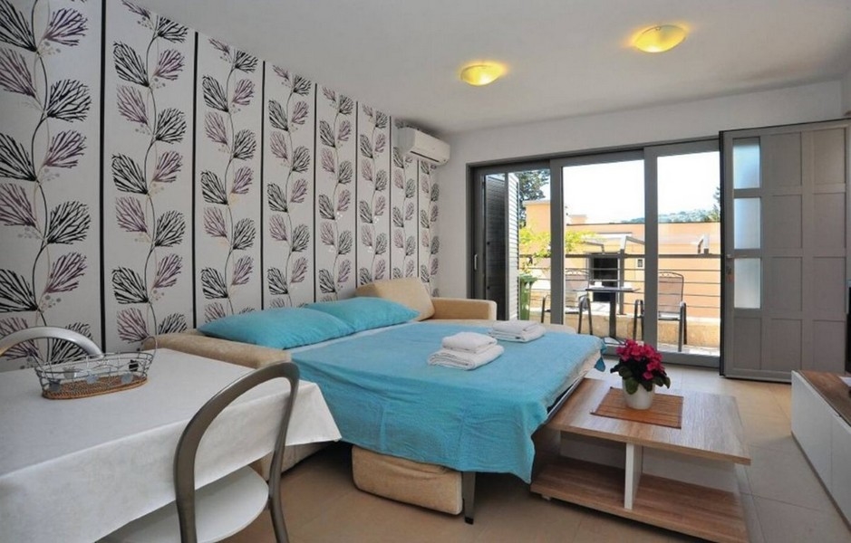 Spálňa s výhľadom na terasu.