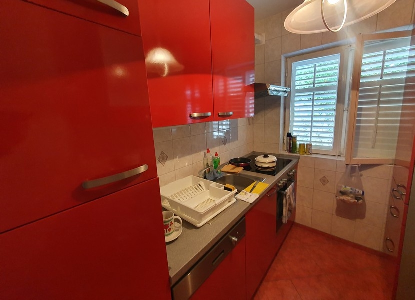 Moderne zariadená kuchyňa