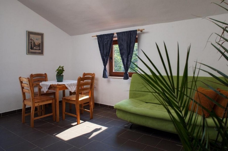 Jedálenský kút a gauč.