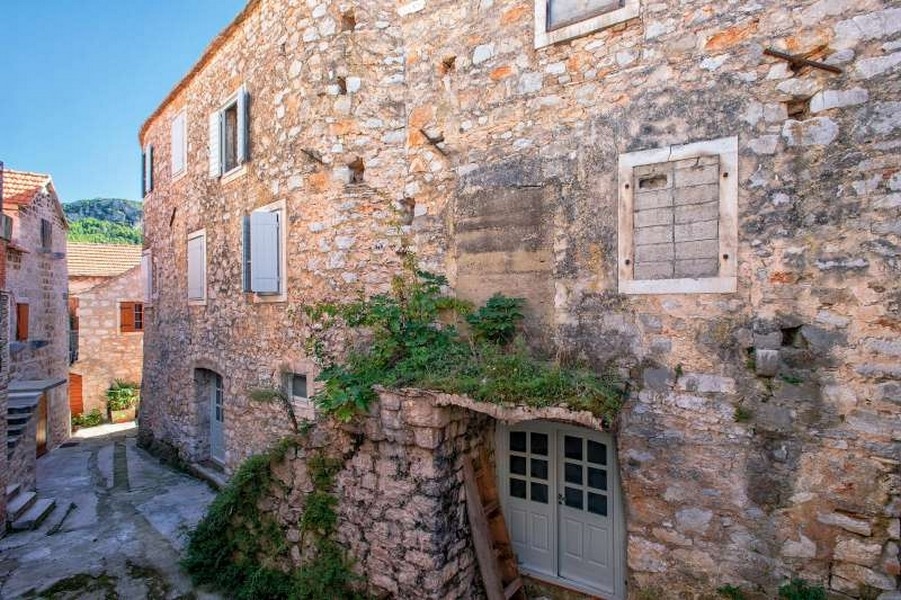 Kamenný dom na rekonštrukciu