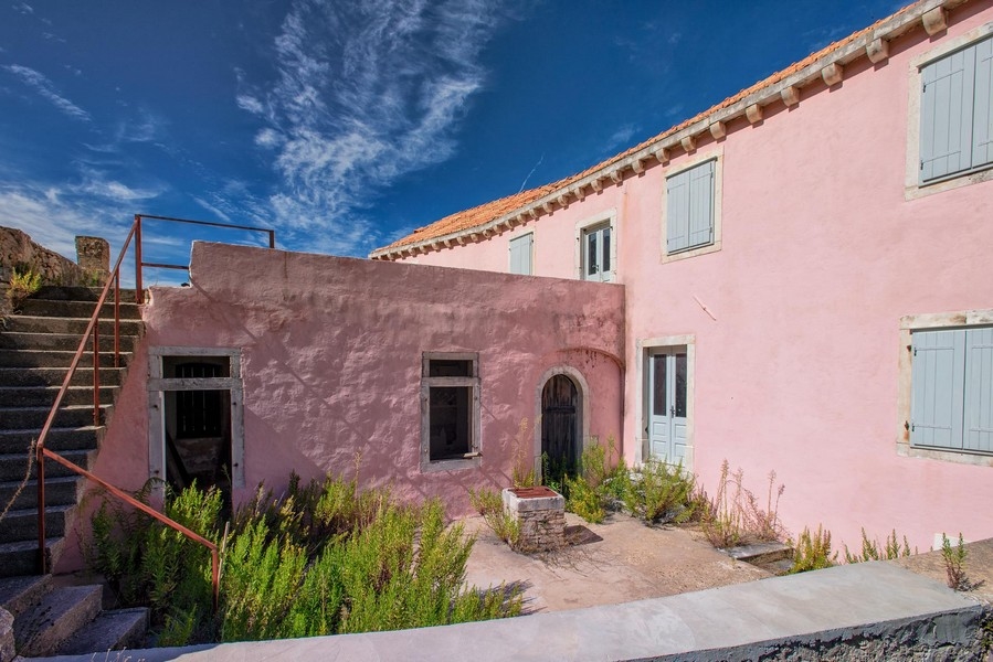 Dom na rekonštrukciu s terasou a balkónom