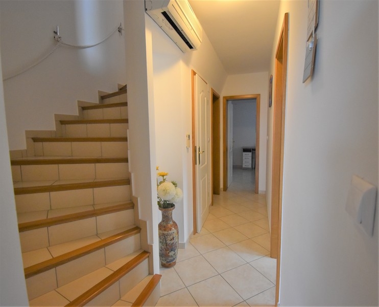 Schodisko a výhľad na klimatizáciu.