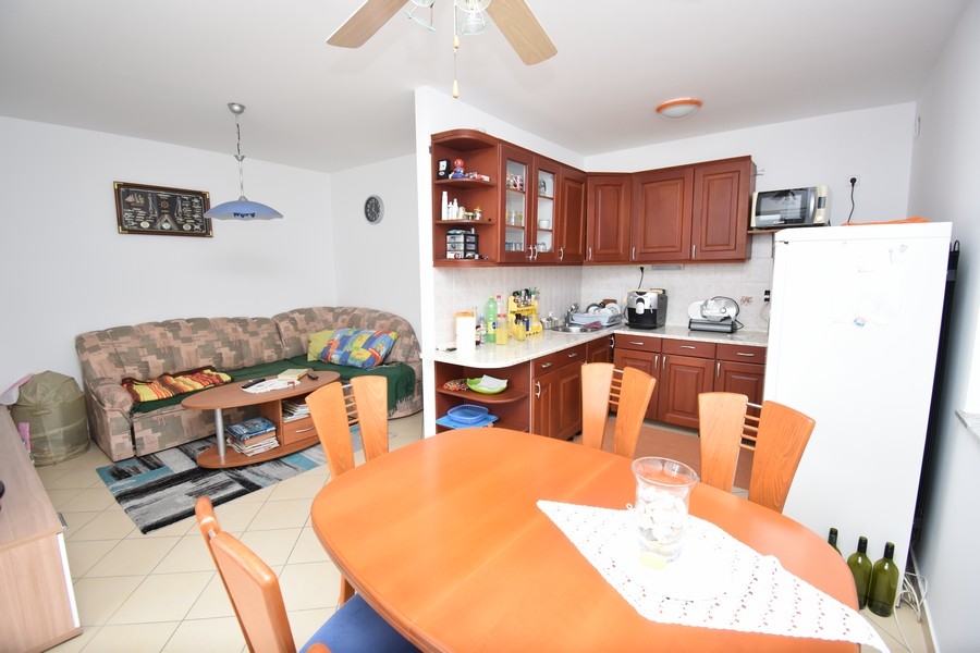 Jedálenský kút a kuchyňa.