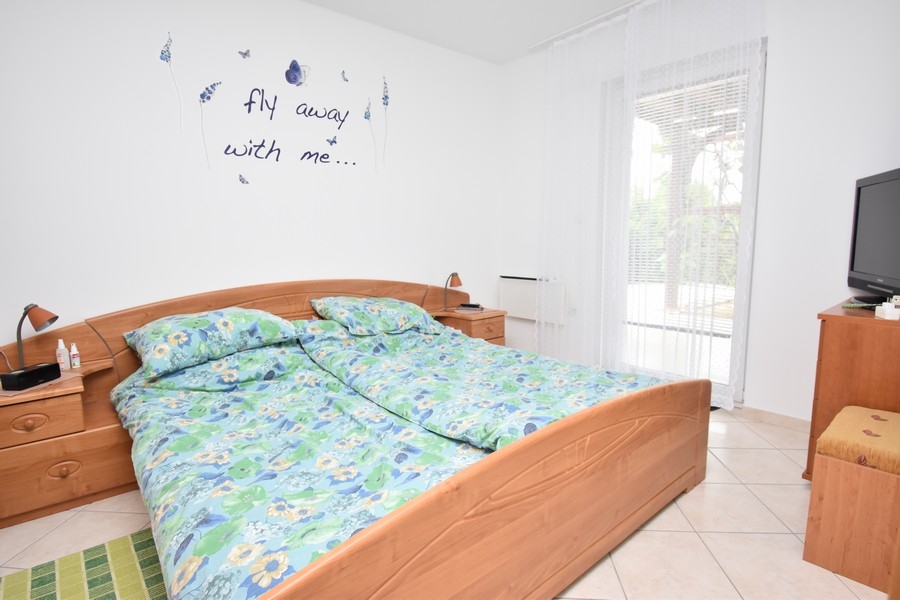 Spálňa s manželskou posteľou na prízemí nehnuteľnosti na predaj v Soline na Krku.