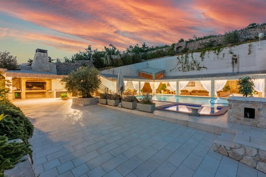 Taverna s bazénom a grilom