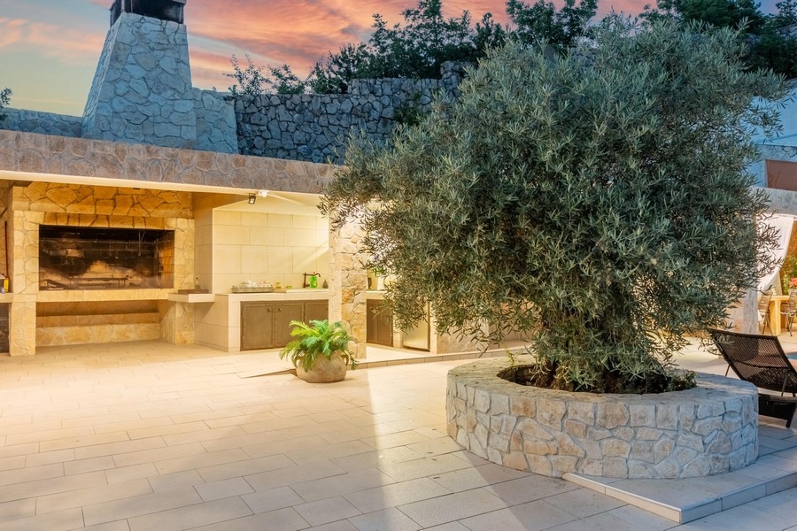 Veľký kamenný gril s množstvom miest na sedenie