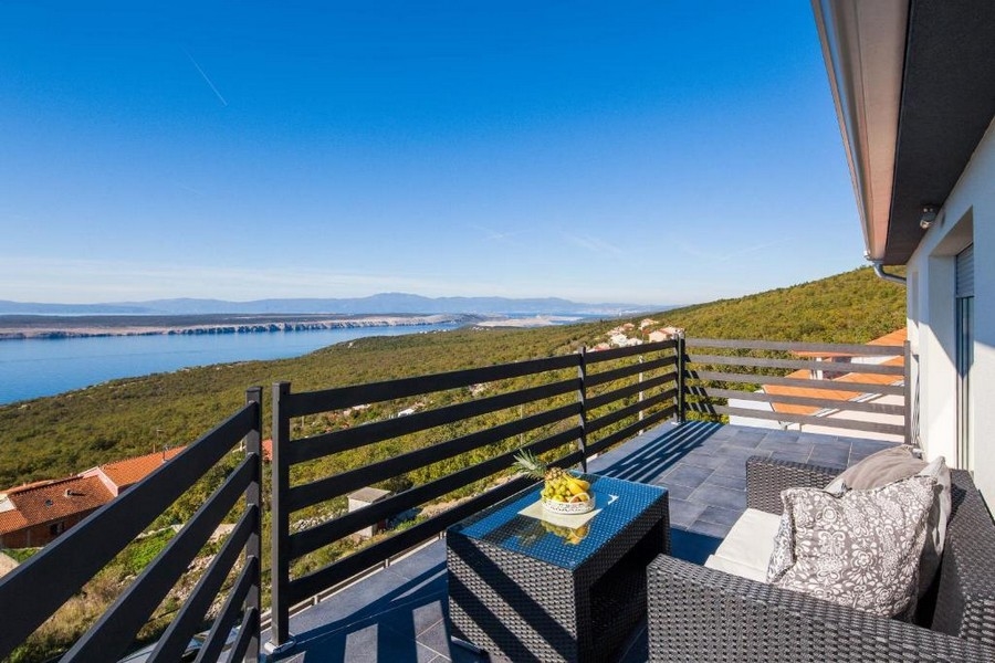 Panoramatický výhľad na more z balkóna