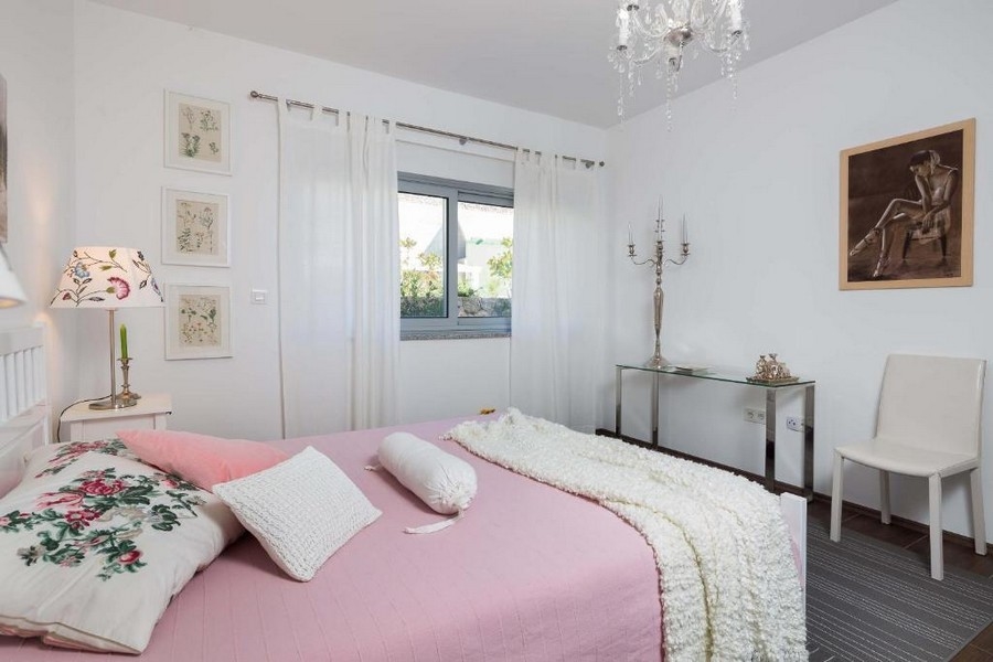 Svetlá spálňa s oknom