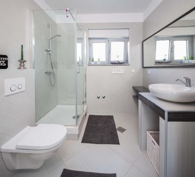 Kúpeľňa so sprchovacím kútom a oknom