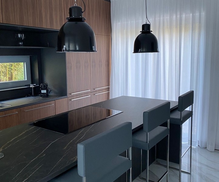 Kvalitne vybavená kuchyňa s výhľadom na more