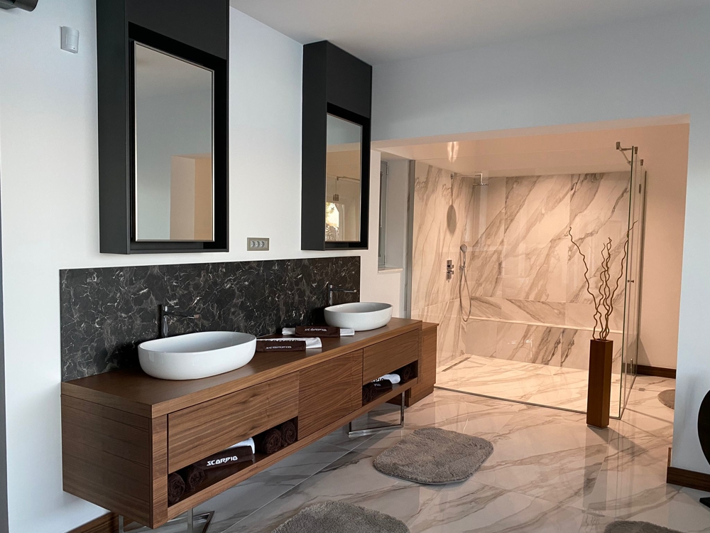 Veľké kúpeľne so sprchovacím kútom alebo vaňou