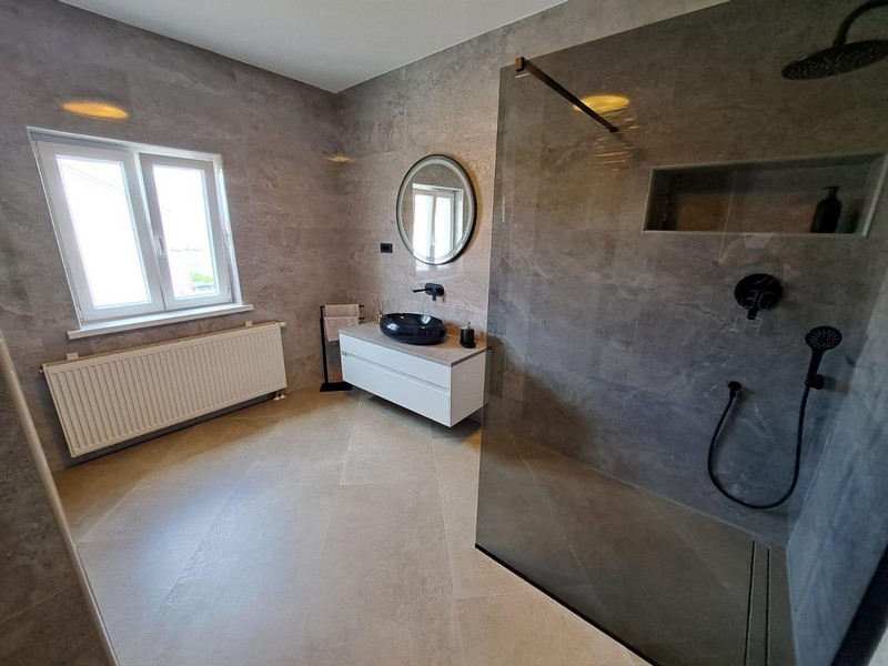 Kúpeľňa s veľkým sprchovacím kútom