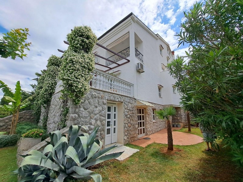 Dom so záhradou a krásnym výhľadom