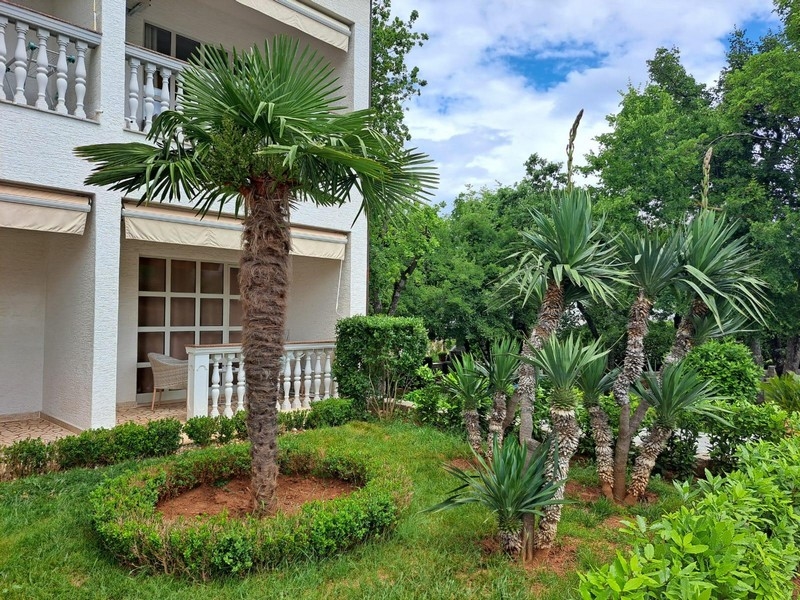 Krásne upravená záhrada s bazénom