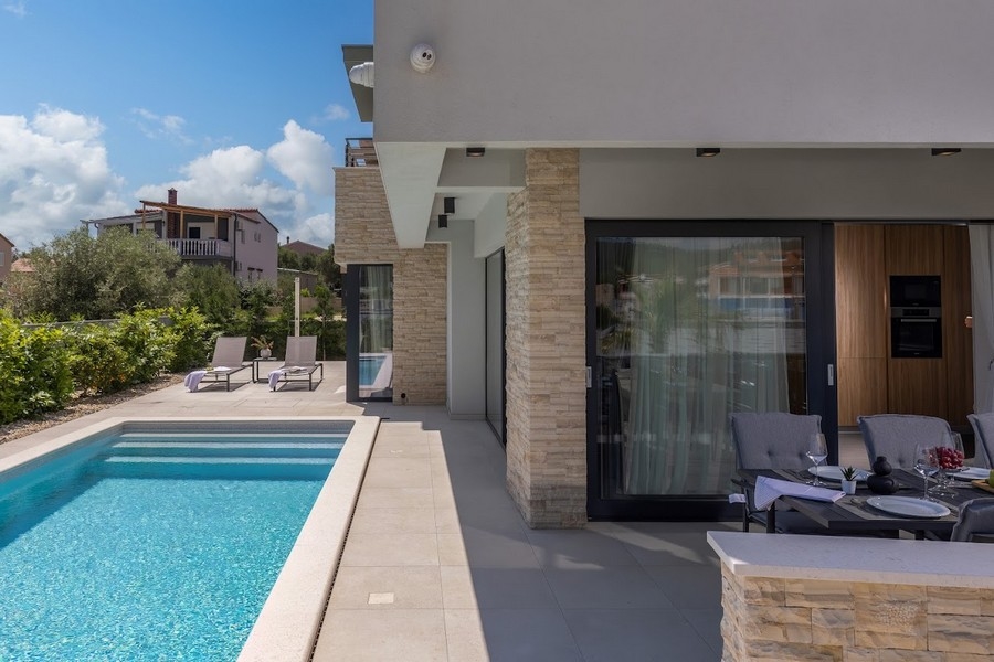 Pohodlná krytá terasa s bazénom - Villa H2589, Dalmácia.