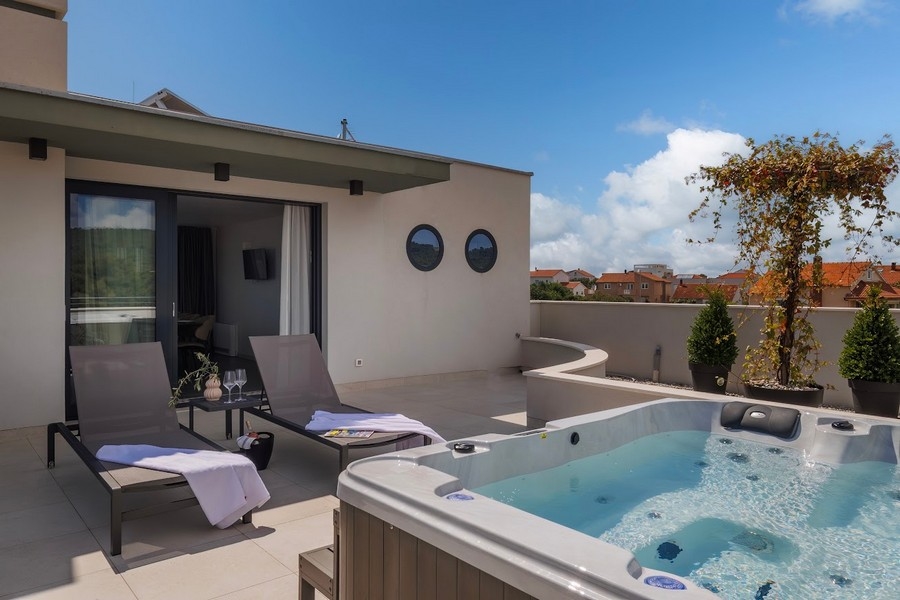Strešná terasa s jacuzzi.