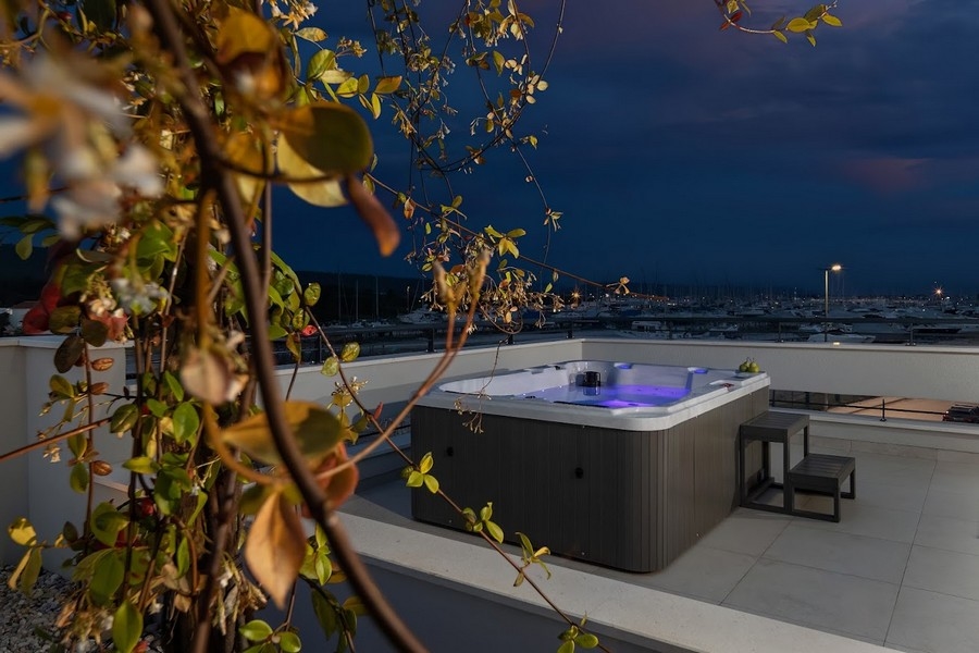 Večerná atmosféra na strešnej terase.