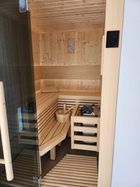 Sauna s drevenými lavicami