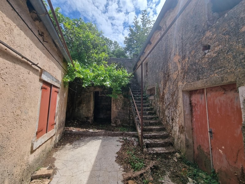 Kamenný dom so stodolou a krčmou