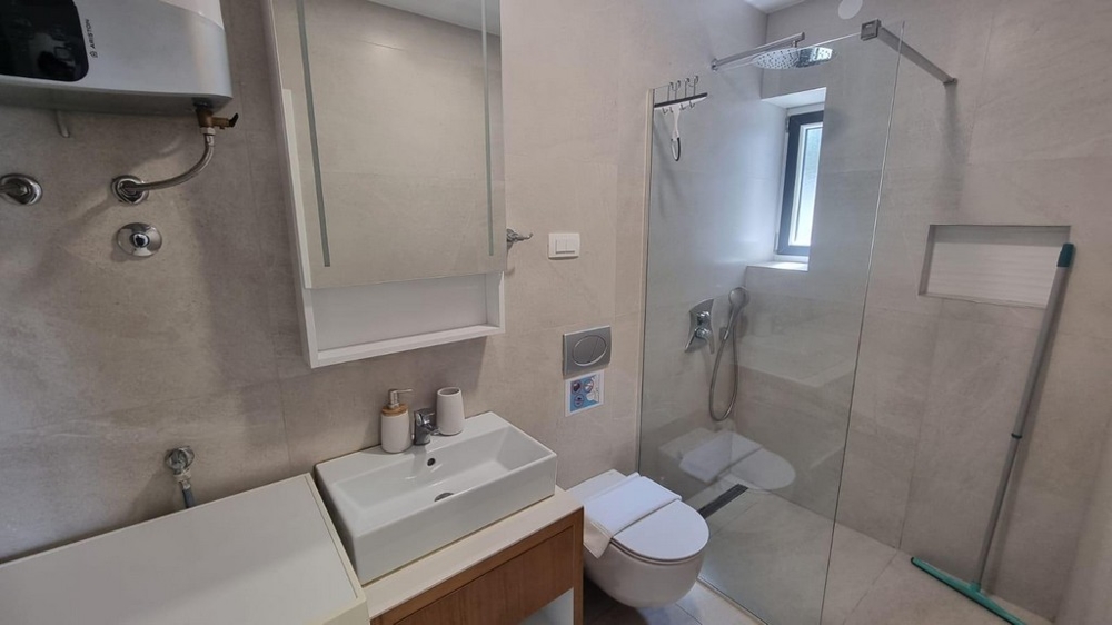 Moderná kúpeľňa so sprchovacím kútom