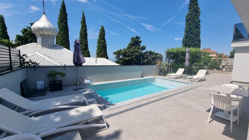 Spoločenský bazén s priestorom na opaľovanie