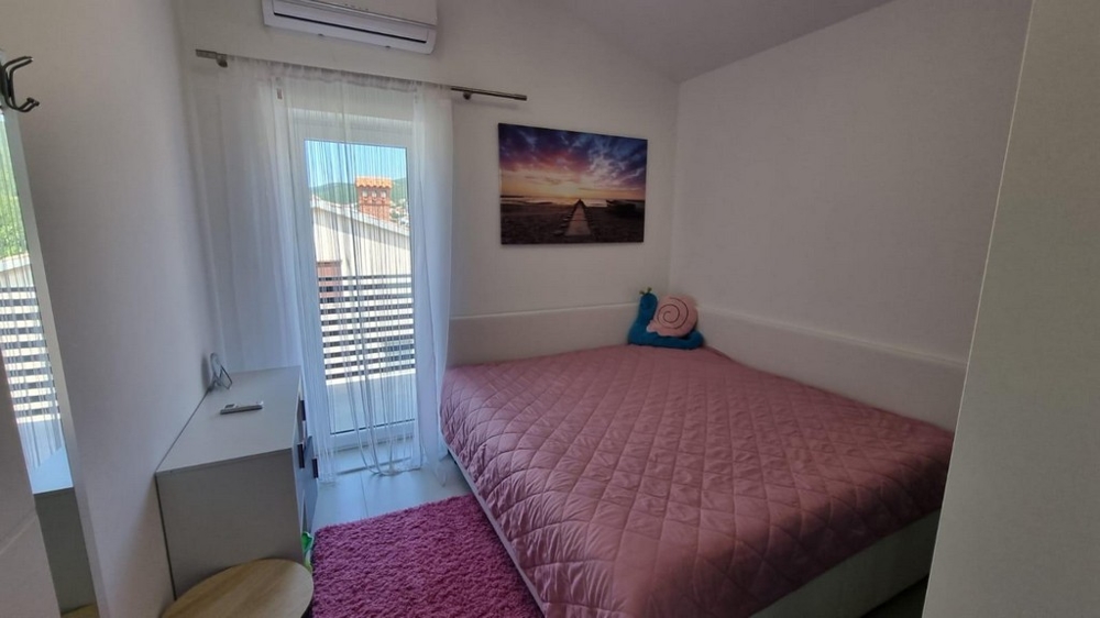 Svetlá spálňa s oknom