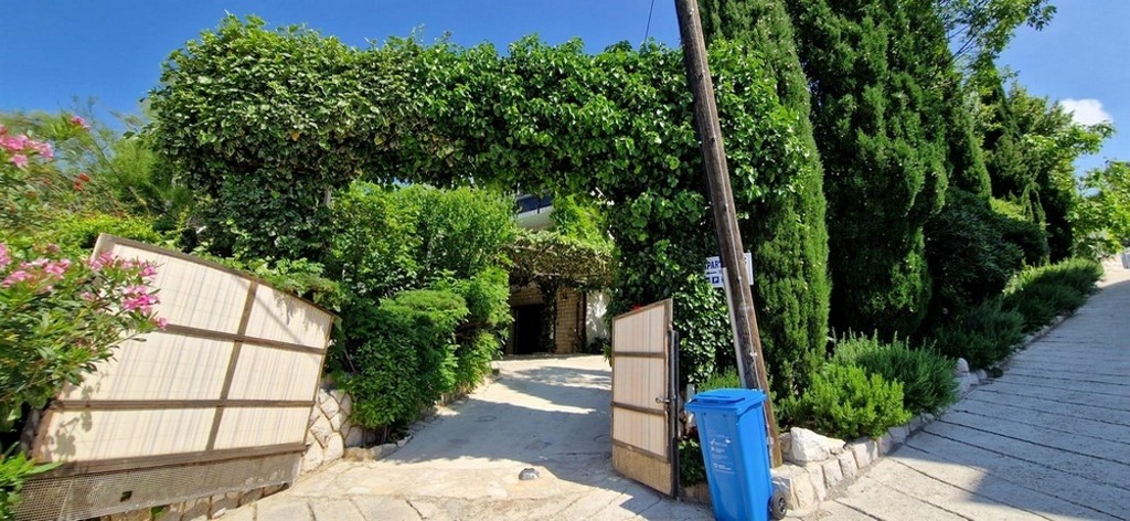 Krásne vysadený vchod do dvora