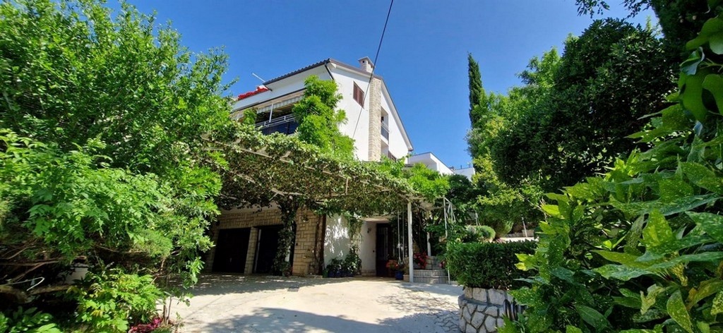 Veľký dom s veľkou záhradou