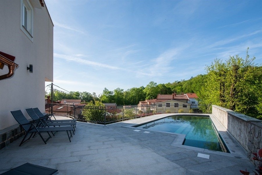 Samostatne stojaci dom s výhľadom na more v Matulij