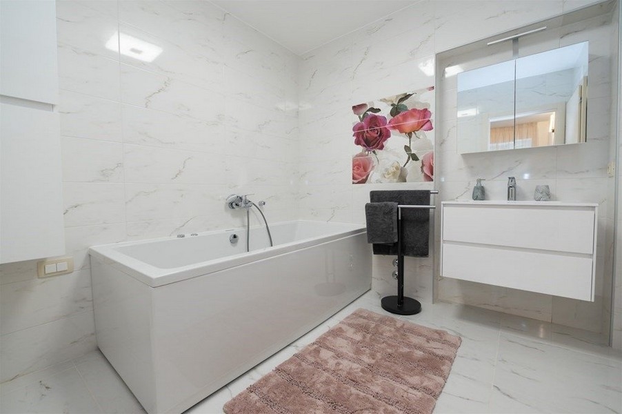 Svetlá a veľká kúpeľňa s oknom