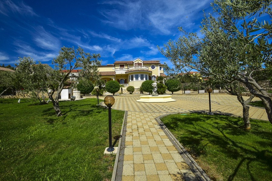 Vila s priestrannou záhradou na predaj vo Vodiciach - Panorama Scouting H2618, Chorvátsko.