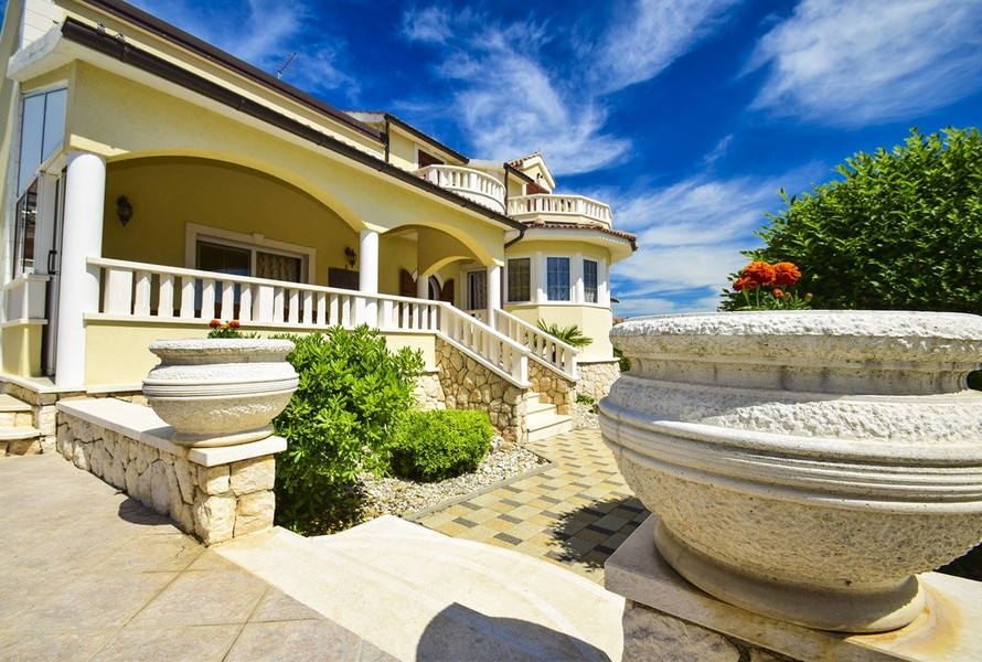 Dojmy z vonkajšej časti vily - tu so stredomorskými rastlinami.