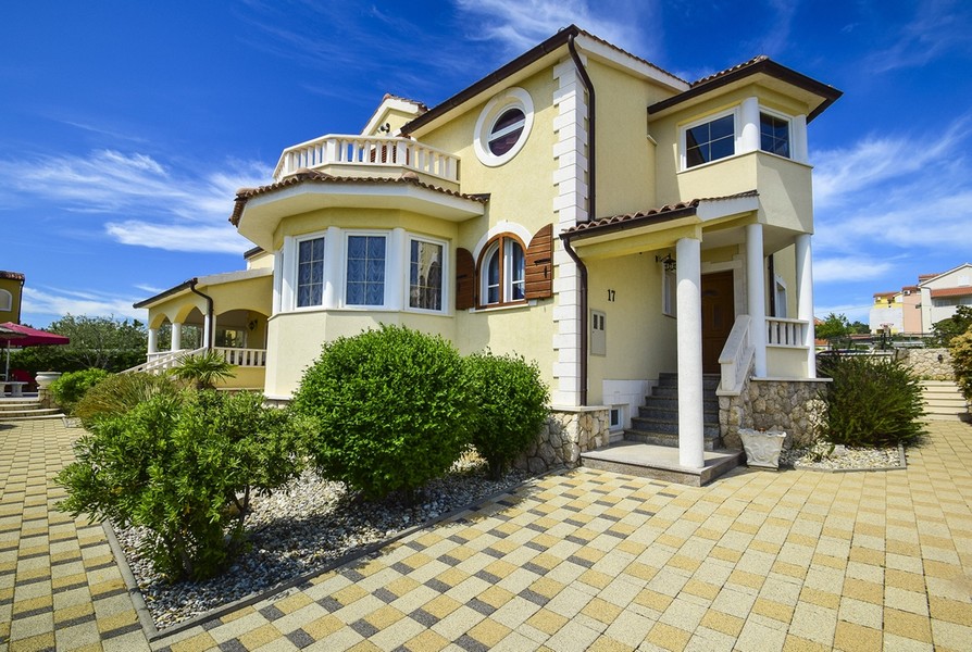 Bočný pohľad na luxusnú vilu H2618 v Chorvátsku - Panorama Scouting.