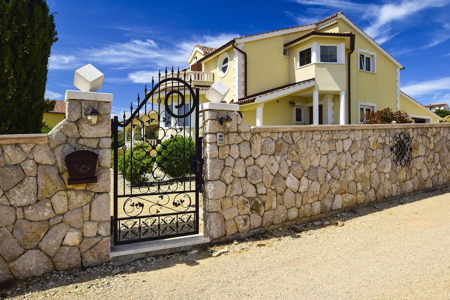 Vstupná brána z liatiny.